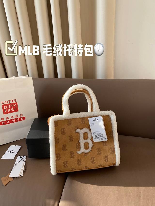 Mlb 新款托特包 多了冬日的毛绒感 特别的秋冬路配上毛绒边边 又十分可爱! 尺寸 18*13 Mlb 新款托特包 多了冬日的毛绒感 特别的秋冬路配上毛绒边边 又十分可爱! 尺寸 18*13