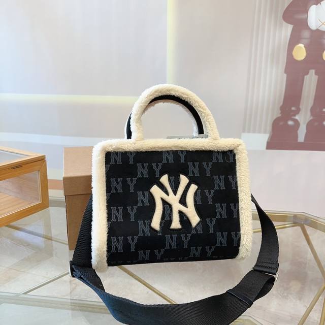 礼盒 Mlb毛绒手提包 美拉德穿搭出 尽显千金格调针 化身潮奢之焦点蹈。25Cm。N 礼盒 Mlb毛绒手提包 美拉德穿搭出 尽显千金格调针 化身潮奢之焦点蹈。25Cm。N