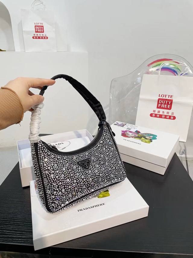配盒子 普拉达水钻石腋下包 Prada 闪钻包 红翻天的一款 专柜一只难求 我家原单复刻版 -今年真的太流行腋下包了 超级喜欢它简单有质感的设计，很能装而且方便