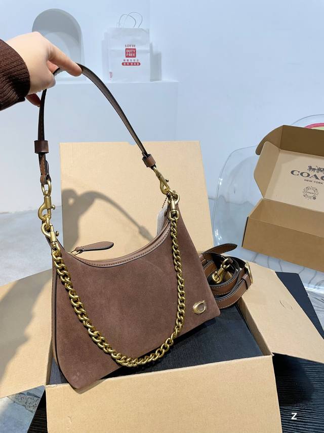 飞机盒 Coach4月新款－Juliet单肩包 大容量腋下包，可斜挎可单肩，包身比较软，可以很好的贴合身型，不溜肩，非常受欢迎的juliet单肩包，姐妹们冲～～