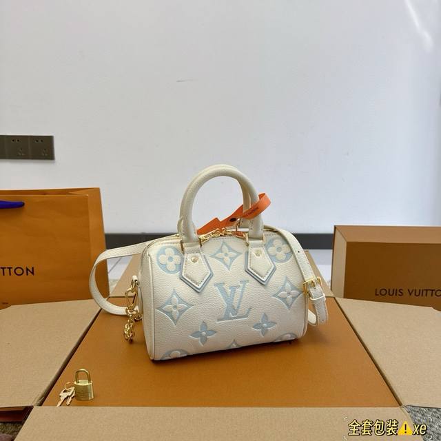 全套包装 Lv Nano Speedy 20枕头包 Lv 新款系列 枕头包 手袋,全网首发 Lv Speedy Nano 枕头包这款retiro 手袋以标志性 全套包装 Lv Nano Speedy 20枕头包 Lv 新款系列 枕头包 手袋,全网首发 Lv Speedy Nano 枕头包这款retiro 手袋以标志性