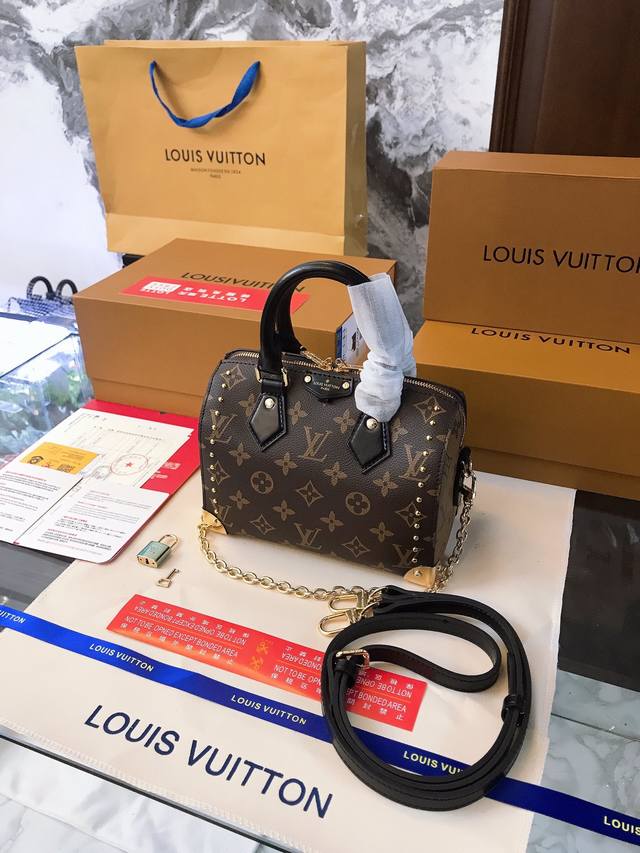 折叠礼盒包装 Lv 新款 Speedy 20铆钉枕头包 Lv 新款系列 枕头包 手袋,全网首发 Lv Speedy 枕头包这款retiro 手袋以标志性 经典永
