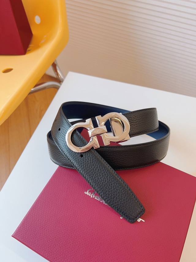 送礼物首选 菲拉格慕这款时髦的双面皮带采用双色设计，柔软的牛皮经过手工处理，双面可用 一面黑色一面蓝色打造出极其柔韧的触感。Gancini扣饰饰有对比细节，风格