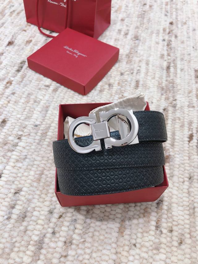 送礼物首选 菲拉格慕这款时髦的双面皮带采用双色设计，柔软的牛皮经过手工处理，双面可用 一面黑色一面蓝色打造出极其柔韧的触感。Gancini扣饰饰有对比细节，风格