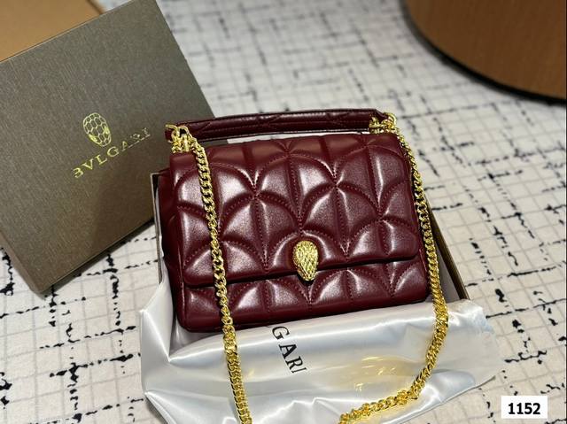 配盒子 宝格丽链条包 这个包包高级又时髦 这只包简单耐看又百搭,真的不愧是李沁、景甜都pick的包包包包整体很挺括,工艺也非常高级,背出去超级吸睛,感觉会爱很久 配盒子 宝格丽链条包 这个包包高级又时髦 这只包简单耐看又百搭,真的不愧是李沁、景甜都pick的包包包包整体很挺括,工艺也非常高级,背出去超级吸睛,感觉会爱很久