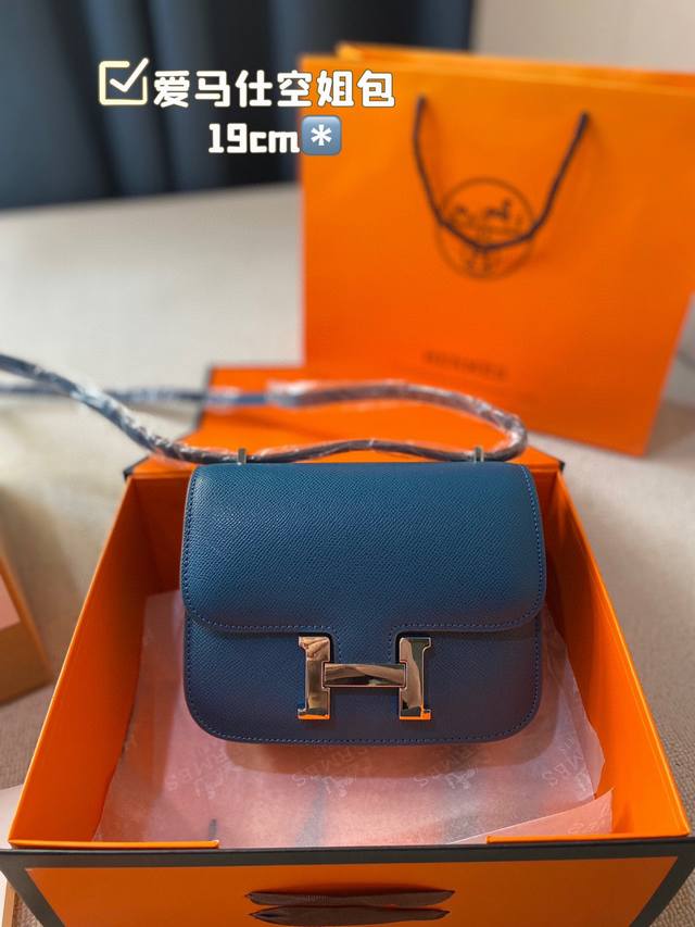 小号 爱马仕康康包swif 爱马仕空姐包, 皮料特点纹路细腻平滑手感非常好 显色度高,颜色选择比较多。 尺寸19*15 小号 爱马仕康康包swif 爱马仕空姐包, 皮料特点纹路细腻平滑手感非常好 显色度高,颜色选择比较多。 尺寸19*15