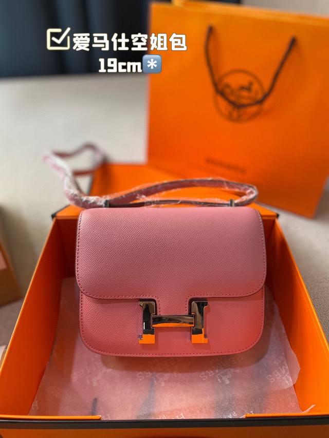 小号 爱马仕康康包swif 爱马仕空姐包, 皮料特点纹路细腻平滑手感非常好 显色度高,颜色选择比较多。 尺寸19*15 小号 爱马仕康康包swif 爱马仕空姐包, 皮料特点纹路细腻平滑手感非常好 显色度高,颜色选择比较多。 尺寸19*15