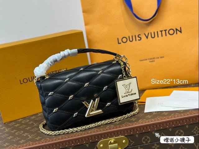 全套包装 Go-14 有被lv这次的新款惊艳到！！Louis Vuitton刚刚上新了秋冬新包第二篇章，最引人注目的是go-14手袋的强势回归，这款包袋早在20