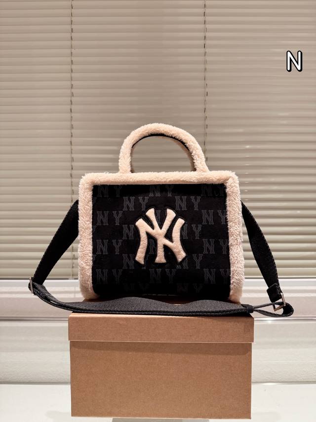 Mlb毛绒手提包 美拉德穿搭出 尽显千金格调针 化身潮奢之焦点蹈 25Cm Mlb毛绒手提包 美拉德穿搭出 尽显千金格调针 化身潮奢之焦点蹈 25Cm