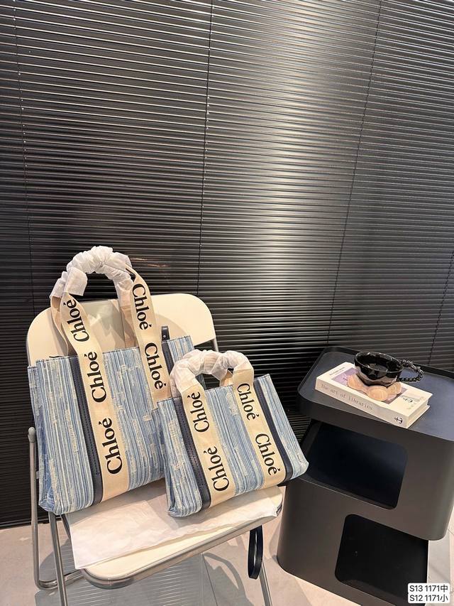 中号 小号 全新克洛伊 牛仔托特 推出就成为很多时髦女生的最爱，耐用之余更带一份随性感。给人一种简约温柔的感觉。尺寸：中号37 27 小号29 20 货号117