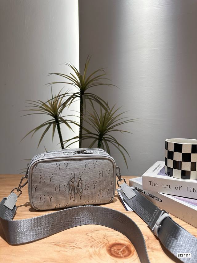 配飞机盒子 Mlb腋下包 这是一只很完美的包~ 性价比高、非常百搭,而且实用性很强。 Hobo 型的包身,自带一种高级的现代感。平时背它也蛮轻松 休闲的,正式场 配飞机盒子 Mlb腋下包 这是一只很完美的包~ 性价比高、非常百搭,而且实用性很强。 Hobo 型的包身,自带一种高级的现代感。平时背它也蛮轻松 休闲的,正式场