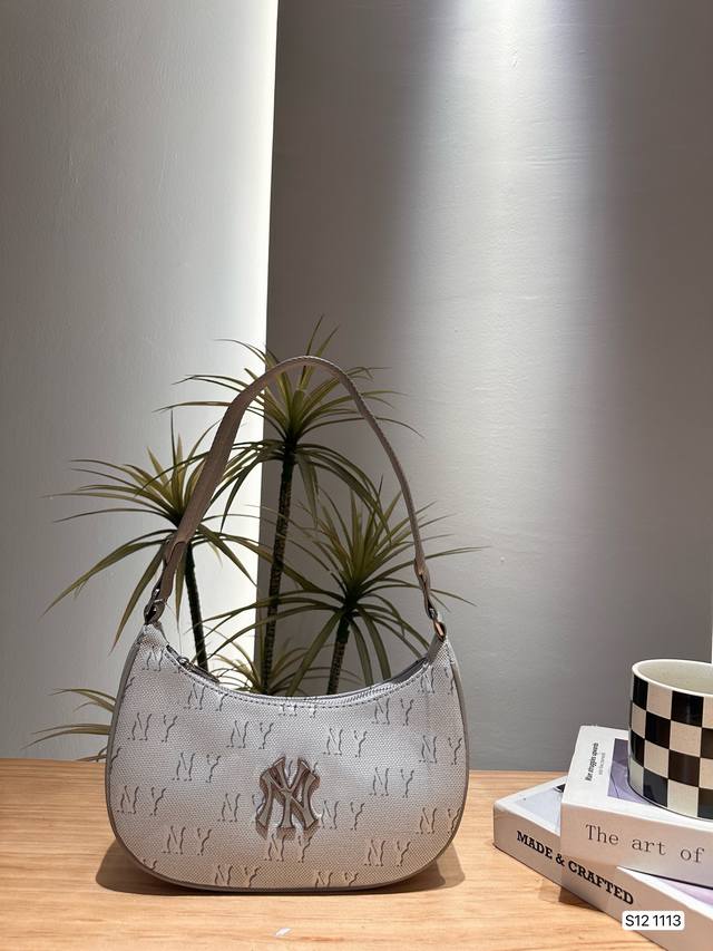 Mlb 新款月牙包,自带吸睛效果的潮奢感,精致质感在线,可休闲可时髦,包控无法拒绝~尺寸:24 12货号1113 Mlb 新款月牙包,自带吸睛效果的潮奢感,精致质感在线,可休闲可时髦,包控无法拒绝~尺寸:24 12货号1113