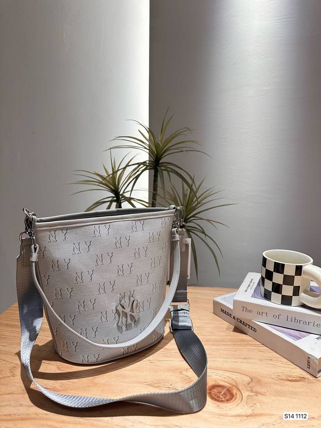 Mlb 新款水桶包,自带吸睛效果的潮奢感,精致质感在线,可休闲可时髦,包控无法拒绝~尺寸:20 23 货号1112 Mlb 新款水桶包,自带吸睛效果的潮奢感,精致质感在线,可休闲可时髦,包控无法拒绝~尺寸:20 23 货号1112