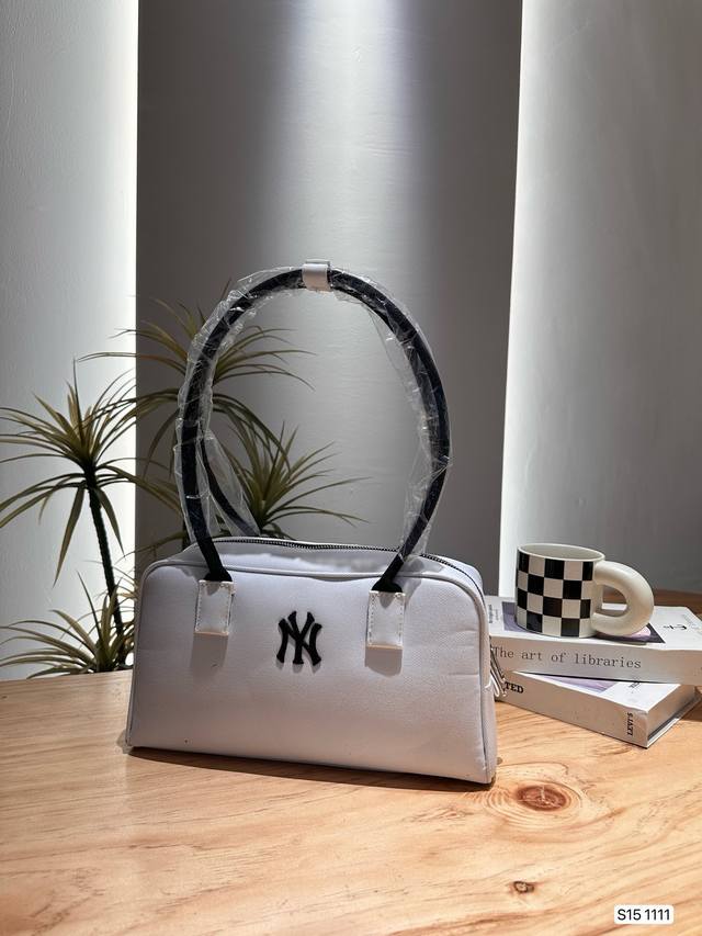 配飞机盒子 Mlb腋下包 这是一只很完美的包~ 性价比高、非常百搭,而且实用性很强。 Hobo 型的包身,自带一种高级的现代感。平时背它也蛮轻松 休闲的,正式场 配飞机盒子 Mlb腋下包 这是一只很完美的包~ 性价比高、非常百搭,而且实用性很强。 Hobo 型的包身,自带一种高级的现代感。平时背它也蛮轻松 休闲的,正式场