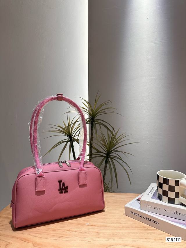 配飞机盒子 Mlb腋下包 这是一只很完美的包~ 性价比高、非常百搭,而且实用性很强。 Hobo 型的包身,自带一种高级的现代感。平时背它也蛮轻松 休闲的,正式场 配飞机盒子 Mlb腋下包 这是一只很完美的包~ 性价比高、非常百搭,而且实用性很强。 Hobo 型的包身,自带一种高级的现代感。平时背它也蛮轻松 休闲的,正式场