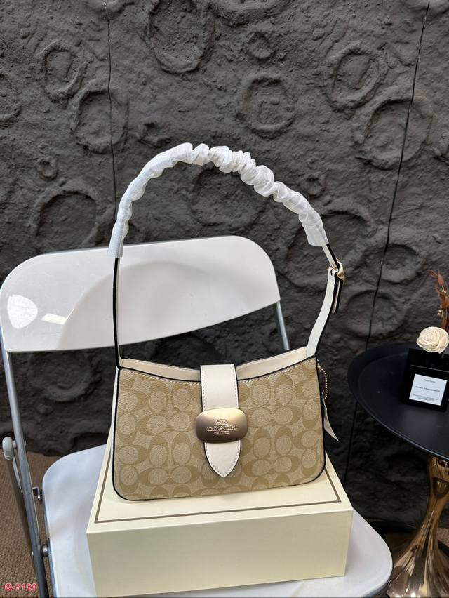 配折叠盒 蔻驰腋下 Coach放大招！ 新款 Eliza 系列真的太好看了！简约设计，真的让人眼前一亮！颜色简单又不失优雅，时尚感满满，轻轻松松搭配出时尚感，日