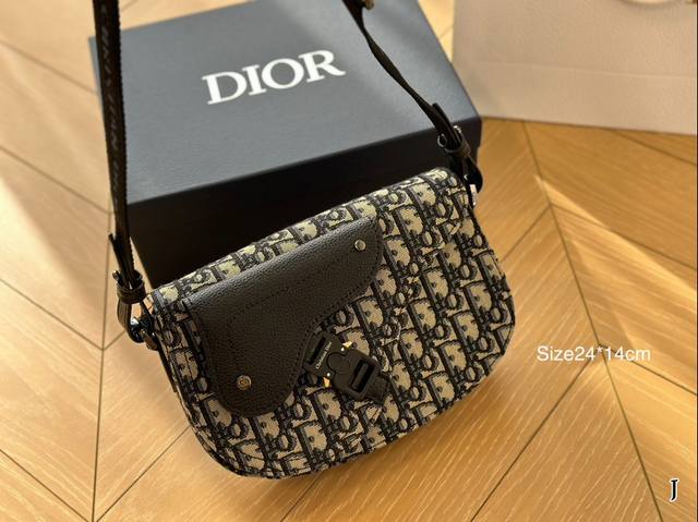 配盒 尺寸24*14Cm Dior 马鞍信使包 超级好搭配 一年四季皆可 适合日常出行 闺蜜逛街 都是超级不错的选择