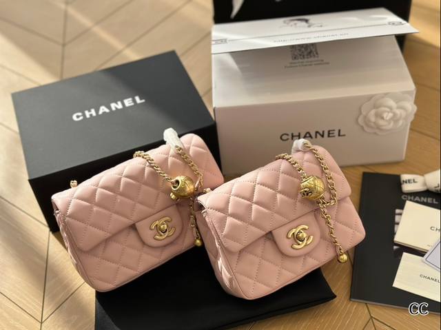 全套包装 做到全球断货就是它，Chanel金球方胖子没错了，又是香奈儿因为太火爆，都卖光光了小巧的包型和可爱的小金球哪个女孩不爱呢 经典的黑金色搭配柔软的小羊皮