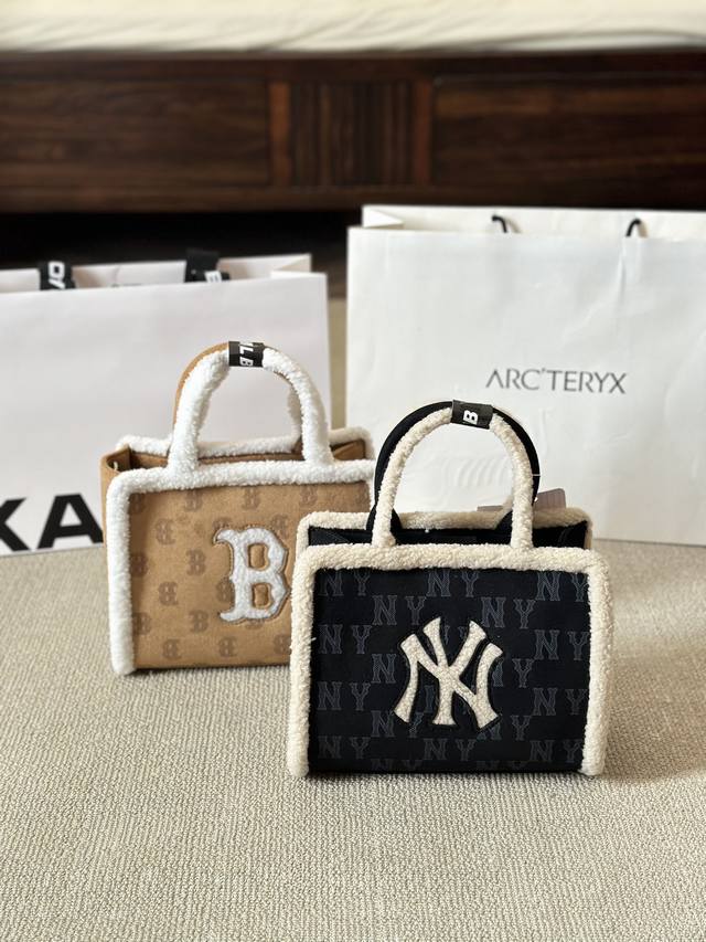 Mlb 人气爆款 小托特包 实用又能装 宽肩带 不勒肩 可调节 超能装! 使用率太太太高了! 书本 水杯 补妆小东西 一通乱塞 尺寸25 20Cm Mlb 人气爆款 小托特包 实用又能装 宽肩带 不勒肩 可调节 超能装! 使用率太太太高了! 书本 水杯 补妆小东西 一通乱塞 尺寸25 20Cm