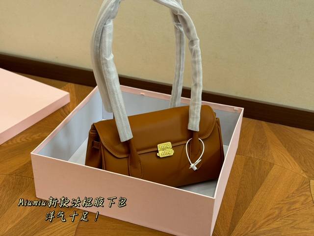 配盒 Size：30.17Cm Miumiu 法棍腋下包包， 特别喜欢这个的设计！ Miumiu的坑真的好仙女好好看！ 真的很有质感！ 可斜挎可手拿可单肩， 日