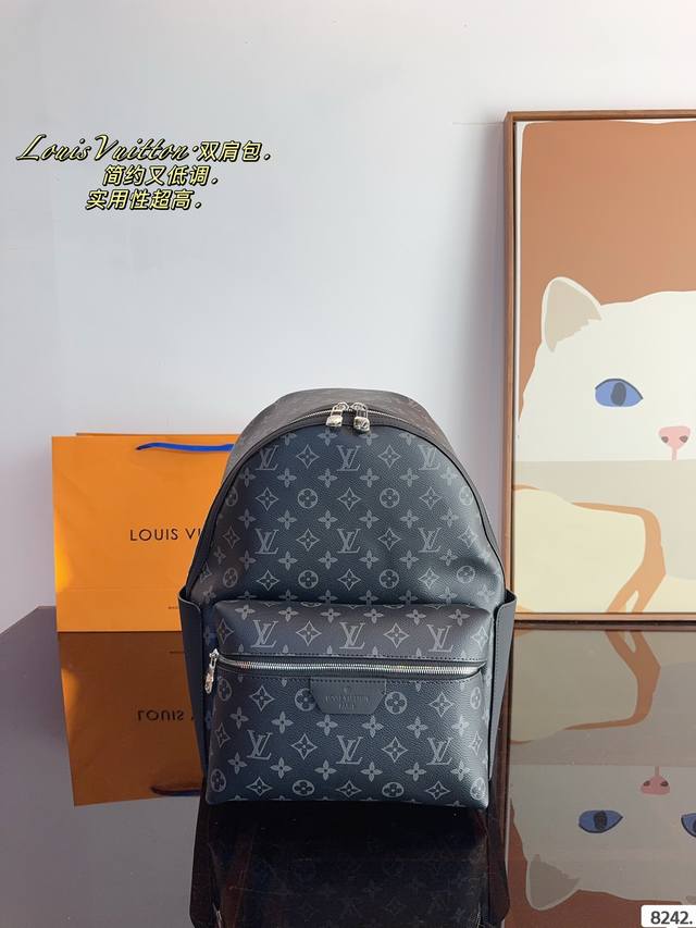 Lv Discovery 双肩包 男生日常休闲搭配的理想选择～ 实用又百搭，小小的身体大大的空间 非常适合放随身物品~ 面料耐磨耐刮蹭，适合男生大大咧咧的性格尺