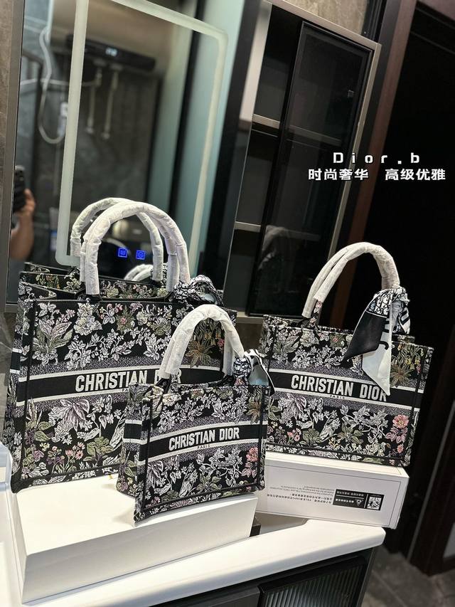 礼盒包装 迪奥dior 刺绣购物袋 本年度重量级专柜经典爆款 将帅气和优雅两种不同的风格碰撞在一起，融合了新一代女性的时髦与个性 展现女性力量 包包全身刺绣设计