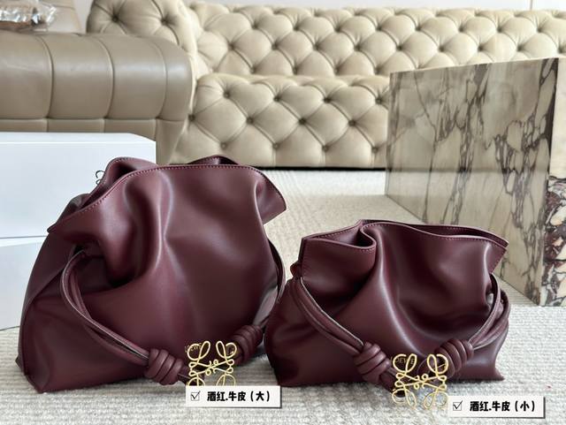 牛皮 配盒 Size：24*18Cm 小 30*26Cm 大 心动不止一下 这只loewe简直是包包届的天花板了极简的黑色和甜甜圈链条太配了不管看多久都会心动的