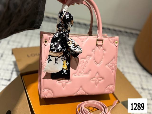 Lv Onthego Eastwest压花横版托特包 开挂啦！怎么这么好看！ 超级可爱的尺寸，设计简洁时尚 符合所有日常出行的各种不同场合，又具有足够空问容纳日