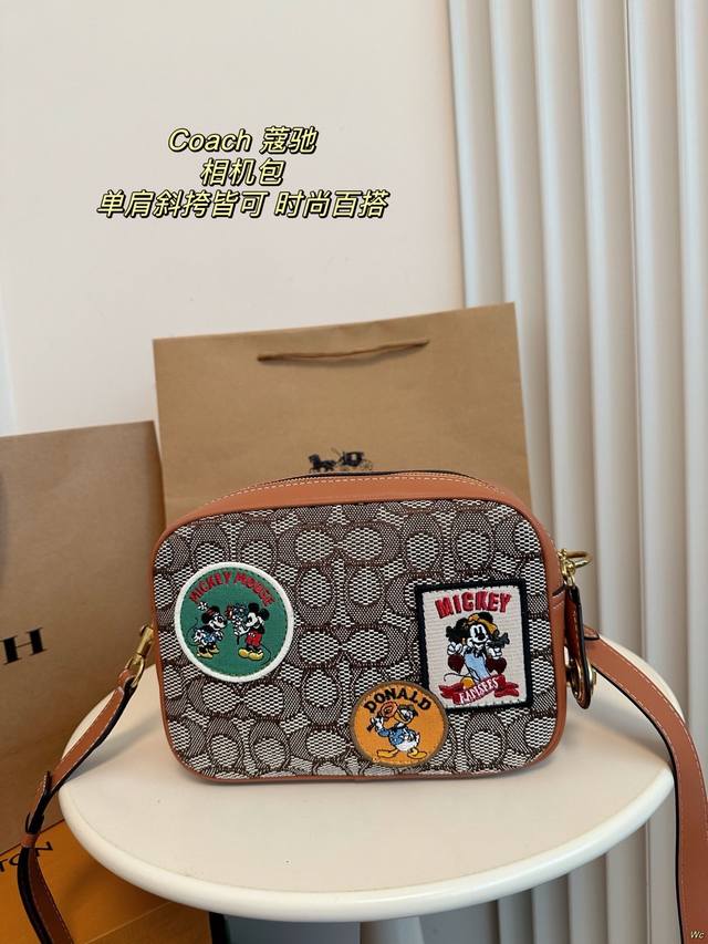 配盒 Coach 蔻驰&迪斯尼 联名相机包 时尚的设计,元气满满,包身百搭时尚,男生女生皆可背,无敌好看。手机 ,化妆品,小钱包,钥匙等,都可以轻松放下。 尺寸 配盒 Coach 蔻驰&迪斯尼 联名相机包 时尚的设计,元气满满,包身百搭时尚,男生女生皆可背,无敌好看。手机 ,化妆品,小钱包,钥匙等,都可以轻松放下。 尺寸