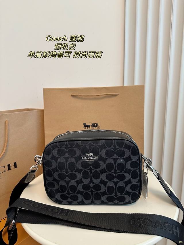 配盒 Coach 蔻驰mini Camera系列奥莱款单肩斜挎相机包 经典的相机包,小巧的包身但容量非常大,可调节长短肩带。手机 ,化妆品,小钱包,钥匙等,都可 配盒 Coach 蔻驰mini Camera系列奥莱款单肩斜挎相机包 经典的相机包,小巧的包身但容量非常大,可调节长短肩带。手机 ,化妆品,小钱包,钥匙等,都可