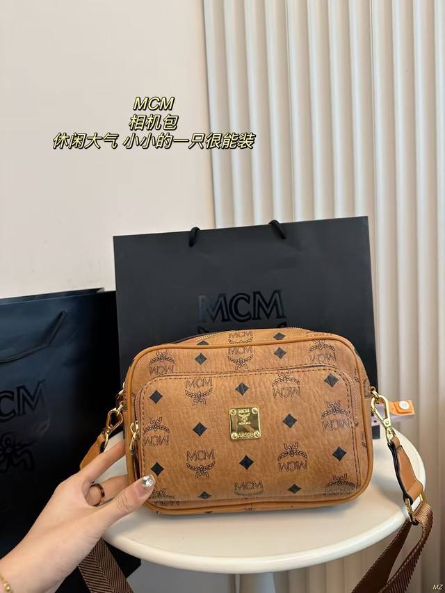 配盒 Mcm 相机包 比较休闲搭配起来比较简单，宽肩带比较大气。舒服凹造型美美的 尺寸：23*18Cm
