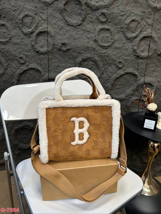 配礼盒 Mlb羊羔毛托特包购物袋 美式复古学院风 出片率真的超高 容量我都不想夸了 闭眼入~ 尺寸24.20Cm 配礼盒 Mlb羊羔毛托特包购物袋 美式复古学院风 出片率真的超高 容量我都不想夸了 闭眼入~ 尺寸24.20Cm