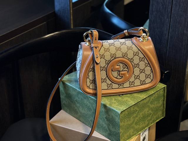 原厂皮 折叠礼盒 官网飞机箱 Gucci 2025早春系列时装秀上，焕然一新 双g标识依旧那么醒目，仿佛在诉说着gucci的传奇故事。皮革与棉麻织布的巧妙结合，
