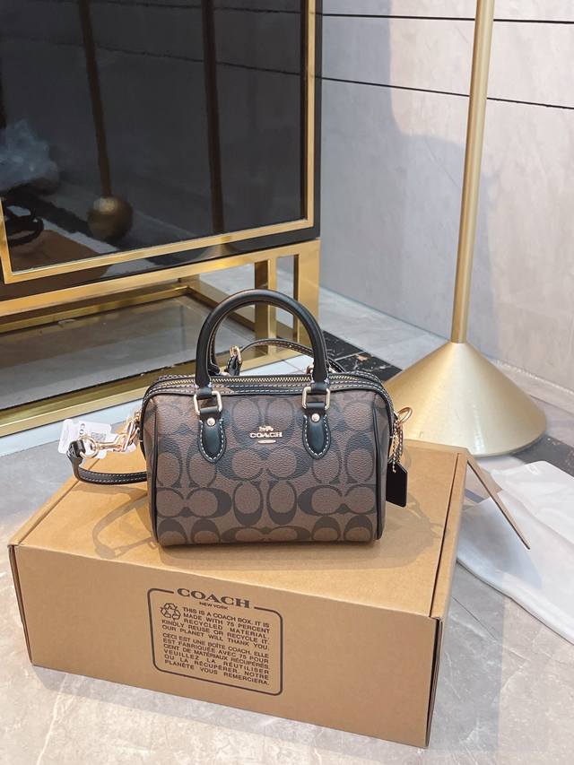 牛皮版本 折叠礼盒 Coach Mini Rowan新款 蔻驰原单 枕头包，Ykk原单五金搭配精致面料 做工完美百搭神器cg！ 专柜尺寸 18 13Cm