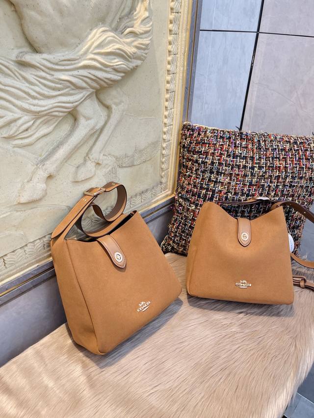 麂皮 官网飞机箱包装 配长带 蔻驰 Coach 麂皮 水桶包 独特的绒面质感，呈现一种柔和的光泽。 质地柔软，手感舒适，使用时能够完美贴合身体，带来舒适体验。