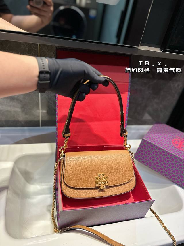 礼盒包装 牛皮 Tory Burch 托里伯奇 大小适中.原单开模定制 五金内衬镂空logo 内带产地标进口面料手感质感超级好更耐磨！亮泽五金不褪色 单肩斜挎包