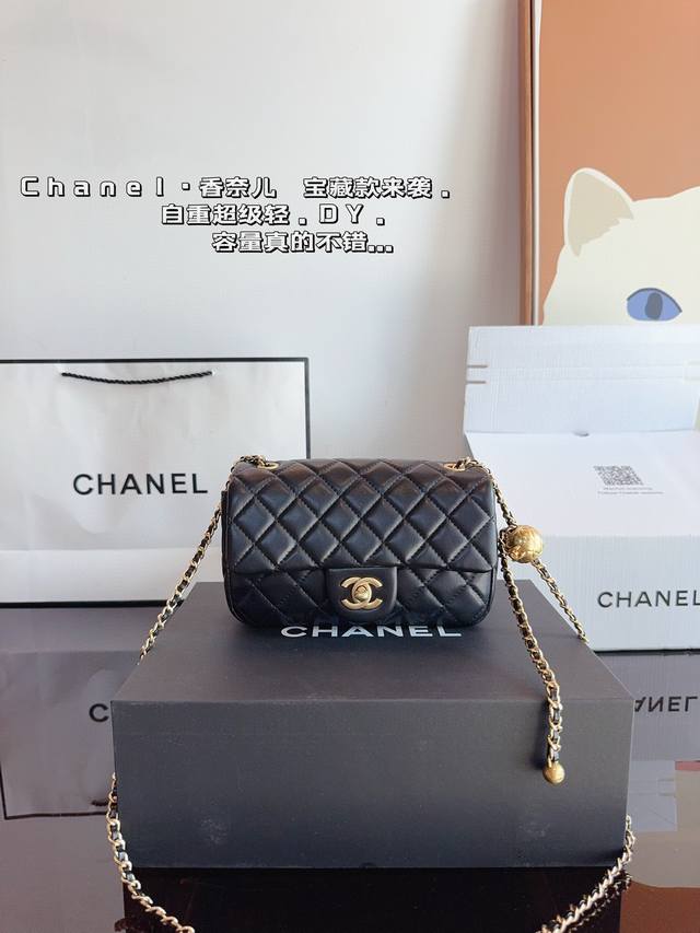 配礼盒. 香奈儿 Chanel 金球方胖子包优质 手感超级好 原版五金 超级大牌 以华丽高贵的外形成为当下最炙手可热之作人手必备，明星热捧，精匠之作。尺寸：19 - 点击图像关闭