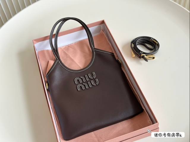 配盒 Size：17*20Cm 被miumiu征服的一天 Miuniu Tote托特包 最新秀款包包 跟上大包的节奏 随意慵懒 本季最爆 无法反驳吧了吧
