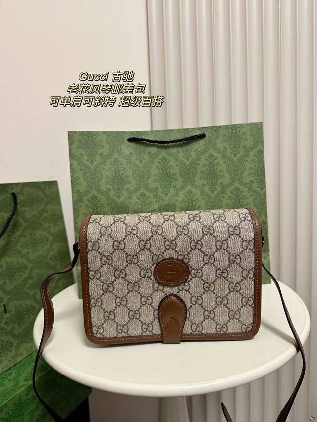 Gucci 古驰 棕色老花风琴邮差包 互扣式双g椭圆形皮革标牌,内部2个卡片隔层,容量还是很能装的,装个手机车钥匙,日常使用完全没有问题。 尺寸:20*15Cm Gucci 古驰 棕色老花风琴邮差包 互扣式双g椭圆形皮革标牌,内部2个卡片隔层,容量还是很能装的,装个手机车钥匙,日常使用完全没有问题。 尺寸:20*15Cm