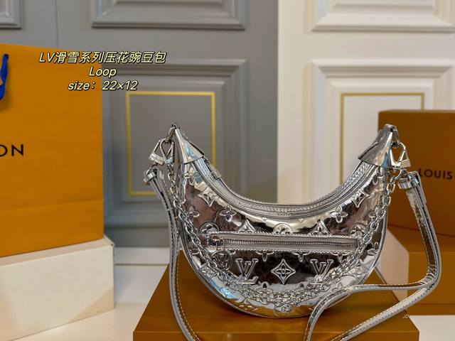折叠盒 Size:22×12 Lv路易威登新款滑雪系列loop压花豌豆包 滑雪系列10最新款火爆来袭 本身包型就很独特，也叫月亮包 压花设计，肩带可调节～ 腋下