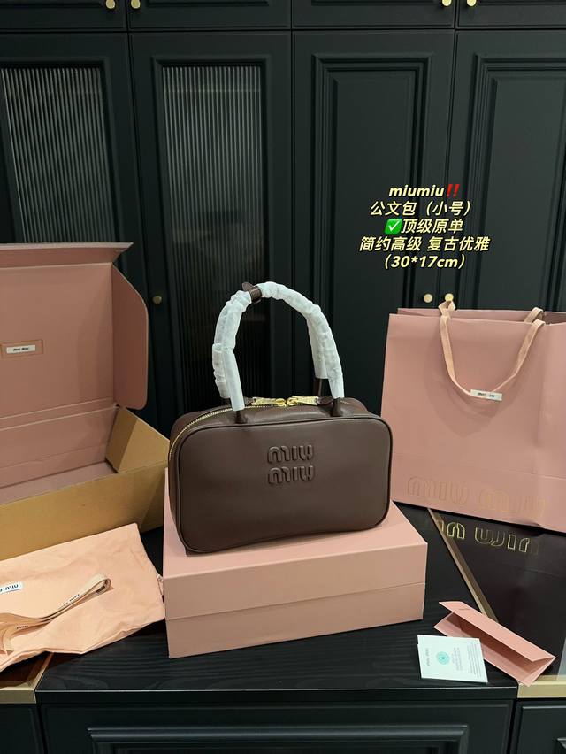 顶级原单 全套包装尺寸30.17 Miumiu 公文包 小号 Miu家 23春夏限量款公文包 保龄球包放弃了标志性的褶皱纹路 采用光滑小牛皮 皮质细膩柔软棉质缎