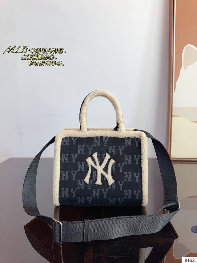 Mlb.托特包.软软糯糯的手感 秋冬氛围感直接拉满. 2色可选.简直不要太帅 高品质三标齐全 尺寸:24*6*19Cm Mlb.托特包.软软糯糯的手感 秋冬氛围感直接拉满. 2色可选.简直不要太帅 高品质三标齐全 尺寸:24*6*19Cm