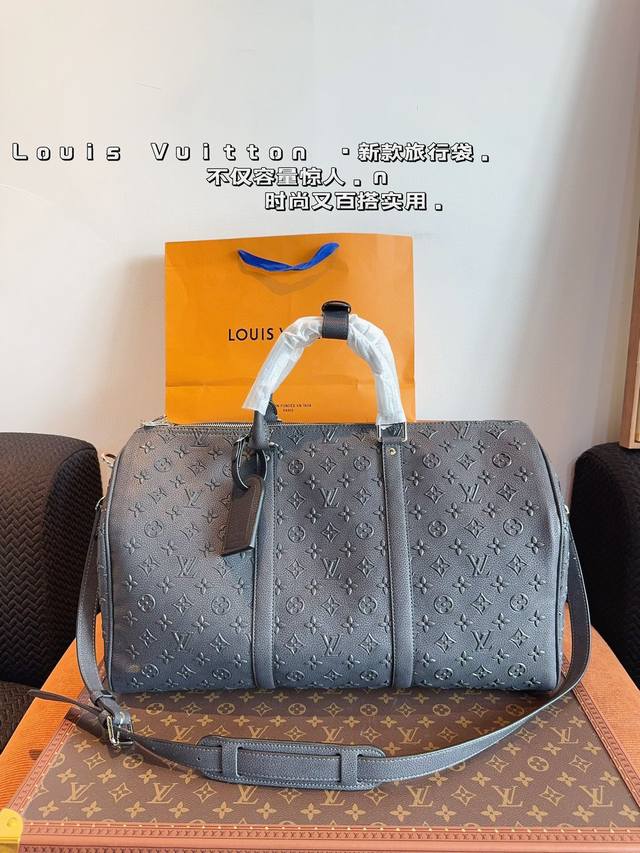 Lv 路易威登联名款keepall 斜跨包旅行包 一只帅气能装的旅行袋 时尚爆发款火热来袭 经典设计大气可观男女通用款 包包采用原版皮质 超级厚实 耐磨 耐用原 Lv 路易威登联名款keepall 斜跨包旅行包 一只帅气能装的旅行袋 时尚爆发款火热来袭 经典设计大气可观男女通用款 包包采用原版皮质 超级厚实 耐磨 耐用原