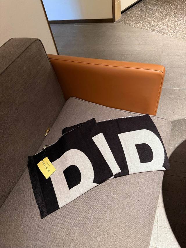 专柜礼盒+5 Burberry 美拉德色系，轻松拿捏秋冬装扮，不夸张的说巴宝莉战马围巾就是好看，经典的那股子味道一般品牌赶不上 羊绒的很柔软，双面都好看！ 一面 - 点击图像关闭