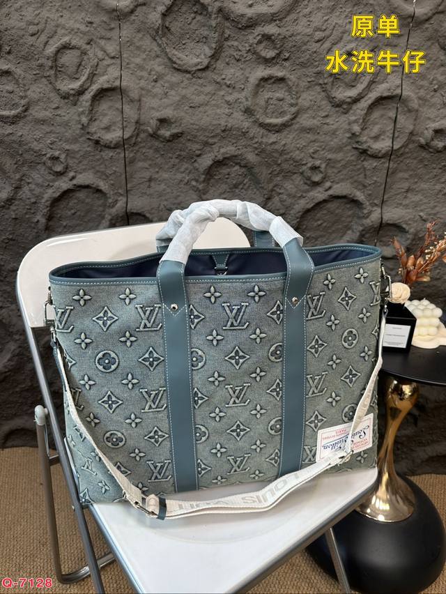 Lv复古水洗牛仔托特包 简直让我大开眼见 到手先看了质感 整体低调复古还没那么张扬 包包还有宽肩带 很多人都奔着这个肩带入手的这个肩带字母都是刺绣完成的不是什么
