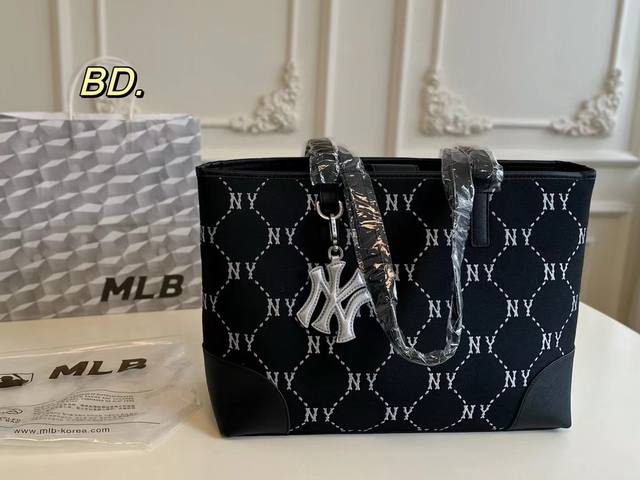 飞机盒 Size:37×28 Mlb新款大托特包 细节满满,百搭时尚~ 精致质感休闲时髦 自带吸睛效果的潮奢感 飞机盒 Size:37×28 Mlb新款大托特包 细节满满,百搭时尚~ 精致质感休闲时髦 自带吸睛效果的潮奢感