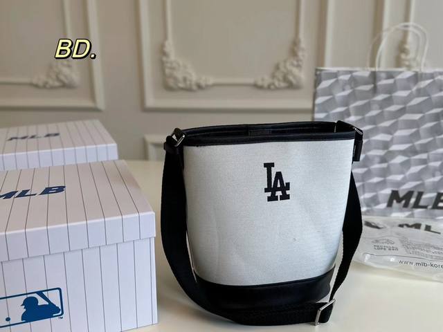 配盒 Size:19×23 Mlb新款水桶包 人气爆款,实用又能装~ 宽肩带,不勒肩,可调节 空间超,日常出街必备 配盒 Size:19×23 Mlb新款水桶包 人气爆款,实用又能装~ 宽肩带,不勒肩,可调节 空间超,日常出街必备