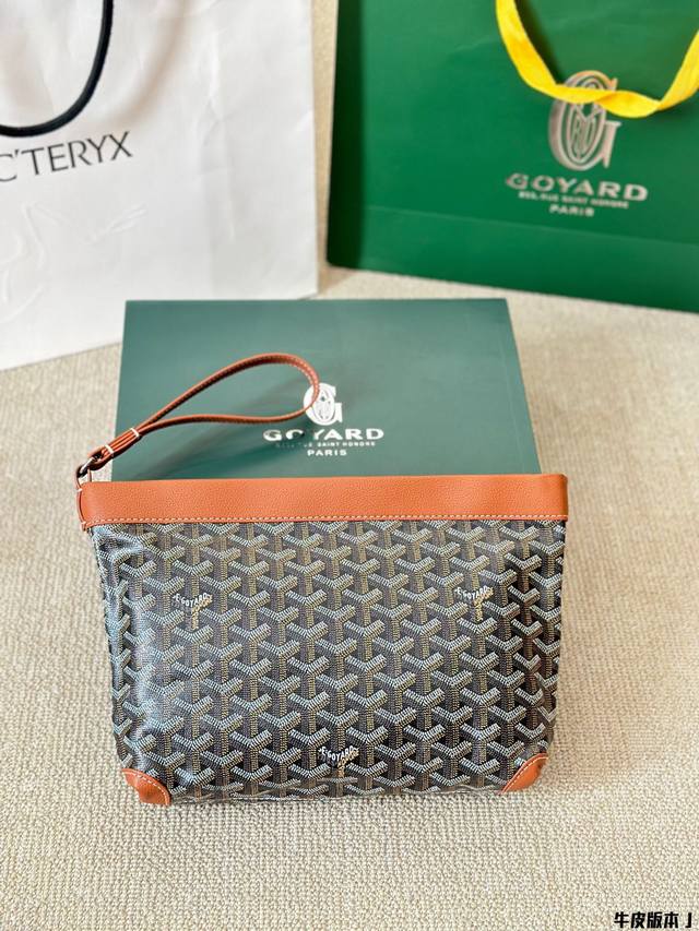 牛皮版本 Goyard 全新款 Conti Pouch 手拿包 Contipouch是一款非常实用的包款，有着非常不错的大容量且自重很轻，有一条可随时收入包内的 - 点击图像关闭