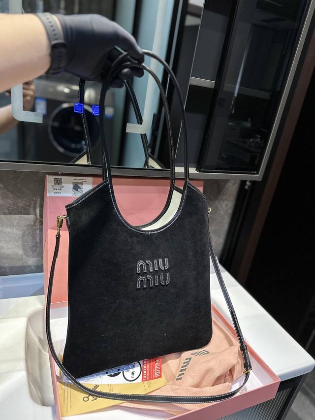 礼盒包装 被miumiu征服的一天 Miuniu Tote托特包 最新秀款包包 跟上大包的节奏 随意慵懒 本季最爆 无法反驳吧了吧 Size：35*32Cm