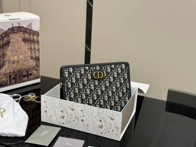 配折叠盒飞机盒 Size:26.20Cm 迪奥 新的dior 手拿包 个人觉得 包型真的很耐看! 又休闲 又优雅! 现在它很火哦! 链条肩带 很精致哦! 配折叠盒飞机盒 Size:26.20Cm 迪奥 新的dior 手拿包 个人觉得 包型真的很耐看! 又休闲 又优雅! 现在它很火哦! 链条肩带 很精致哦!